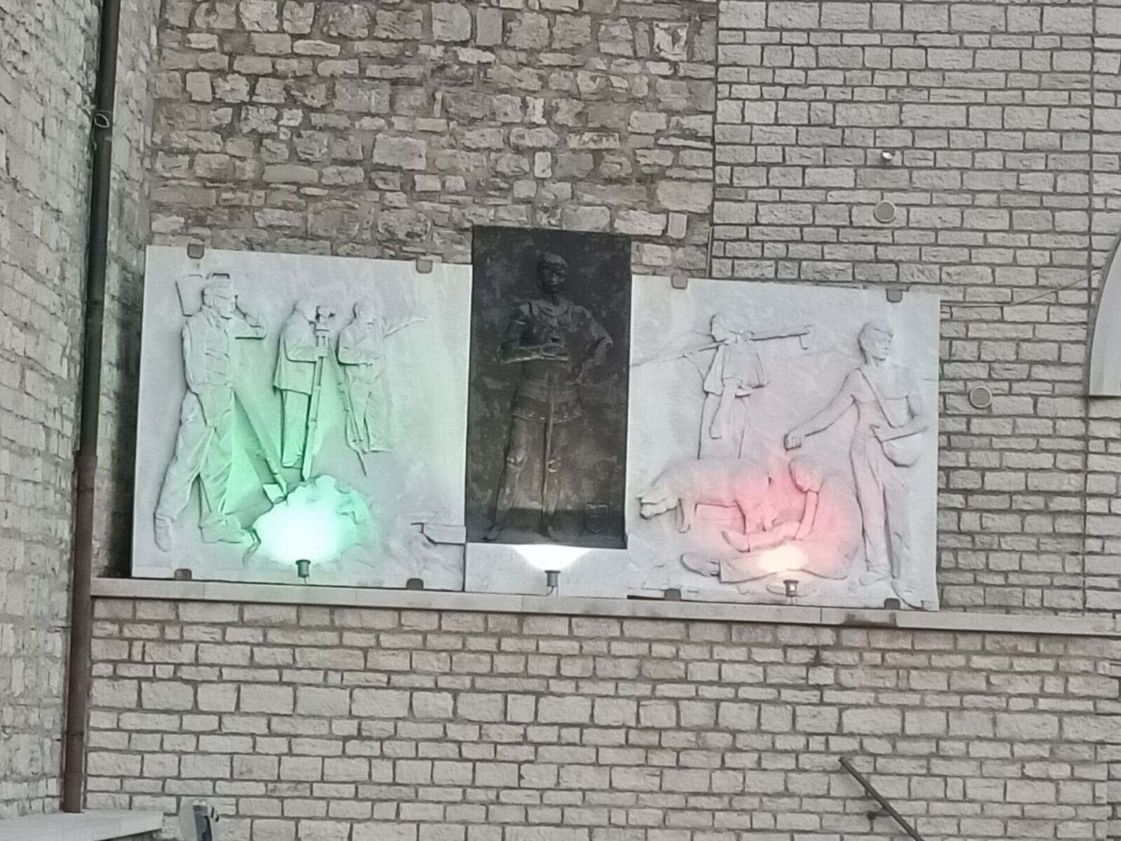 Il monumento ai Provenzali nel centro storico di Faeto